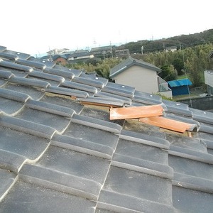 台風の影響で飛んでしまった屋根瓦の修理工事