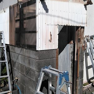 住宅の横の小屋を解体工事中