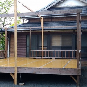 神社で舞台の組み立て