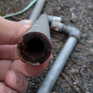 錆びている既設水道管の交換