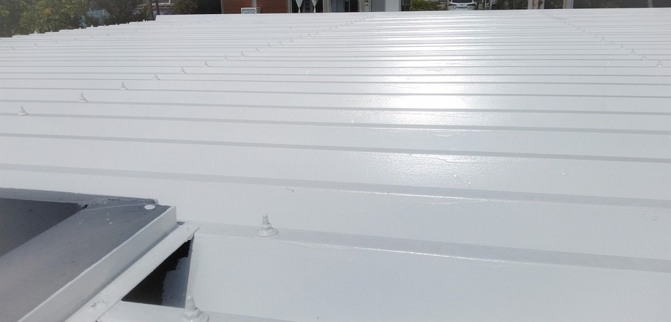 遮熱塗料塗装工事　事務所折板屋根Ⅱ