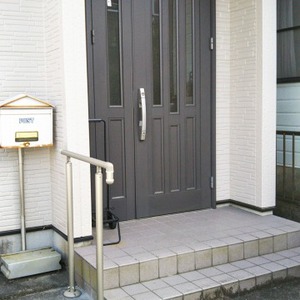 菊川市　Ｏ様邸　玄関まわりＹＫＫ製の手すり取付　介護リフォーム