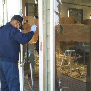 御前崎市の美容院　強風にあおられて割れたドアのガラス修理