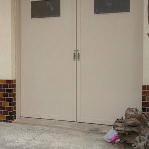 御前崎市　Ｍ様邸　倉庫入口の木製扉の塗装リフォーム工事