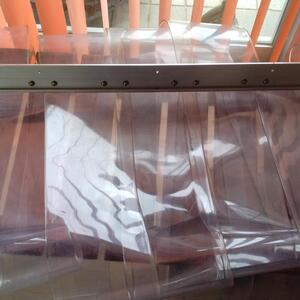 冷凍庫出入り口のカーテン取付工事　業務用